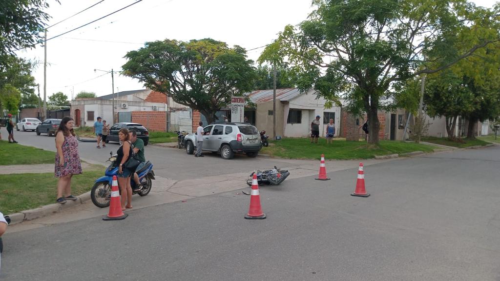 Choque entre auto y moto