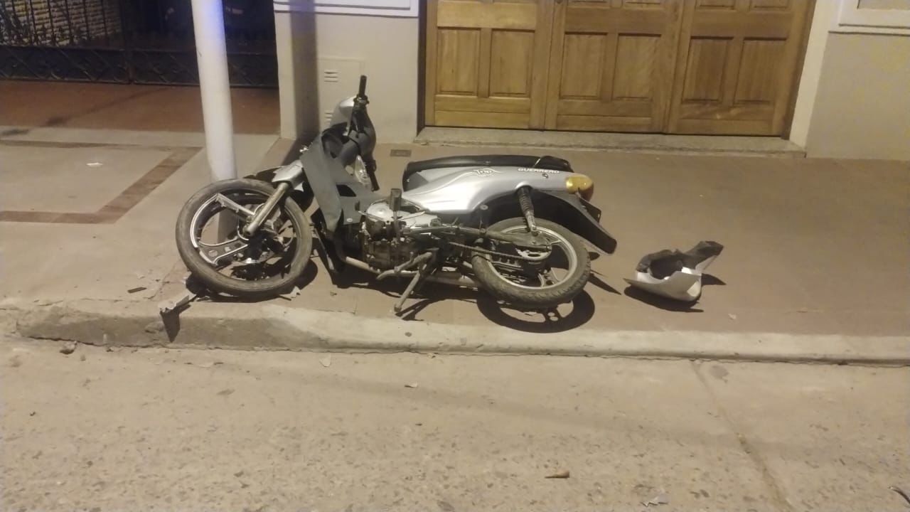 Una moto chocó contra un poste de luz: su conductor tiene fractura de cráneo