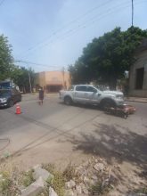 Choque entre camioneta y moto