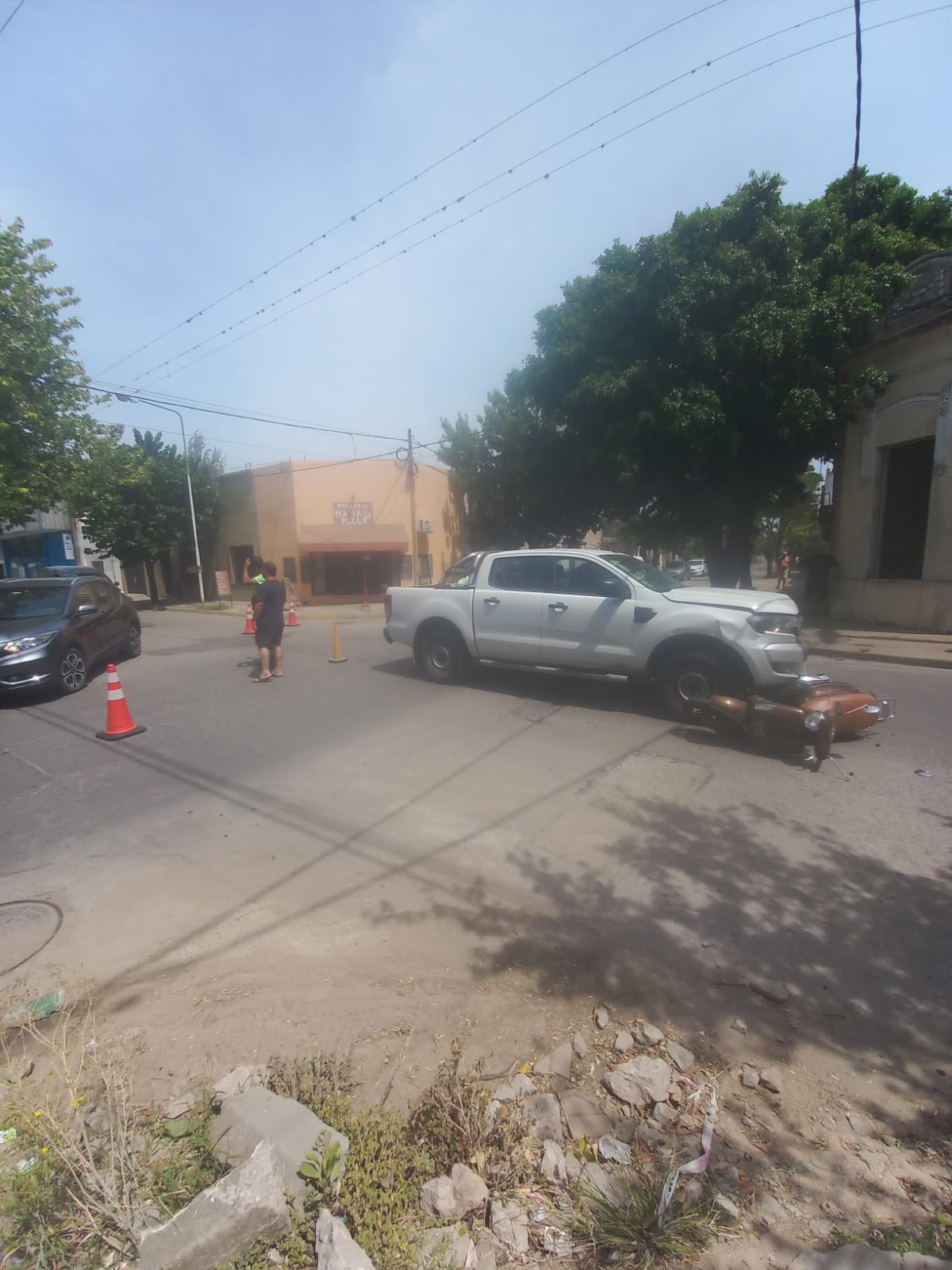 Choque entre camioneta y moto