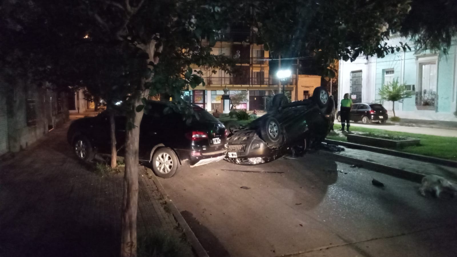 Un auto chocó con otro vehículo estacionado