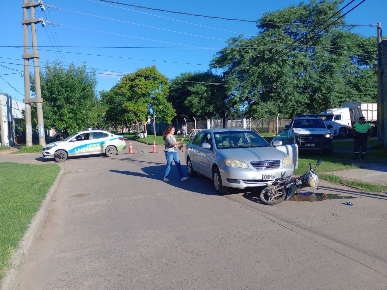 Choque entre un auto y una moto