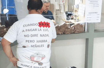 Le llegó una factura de luz por 800 mil pesos y fue a pagar con una carretilla llena de billetes