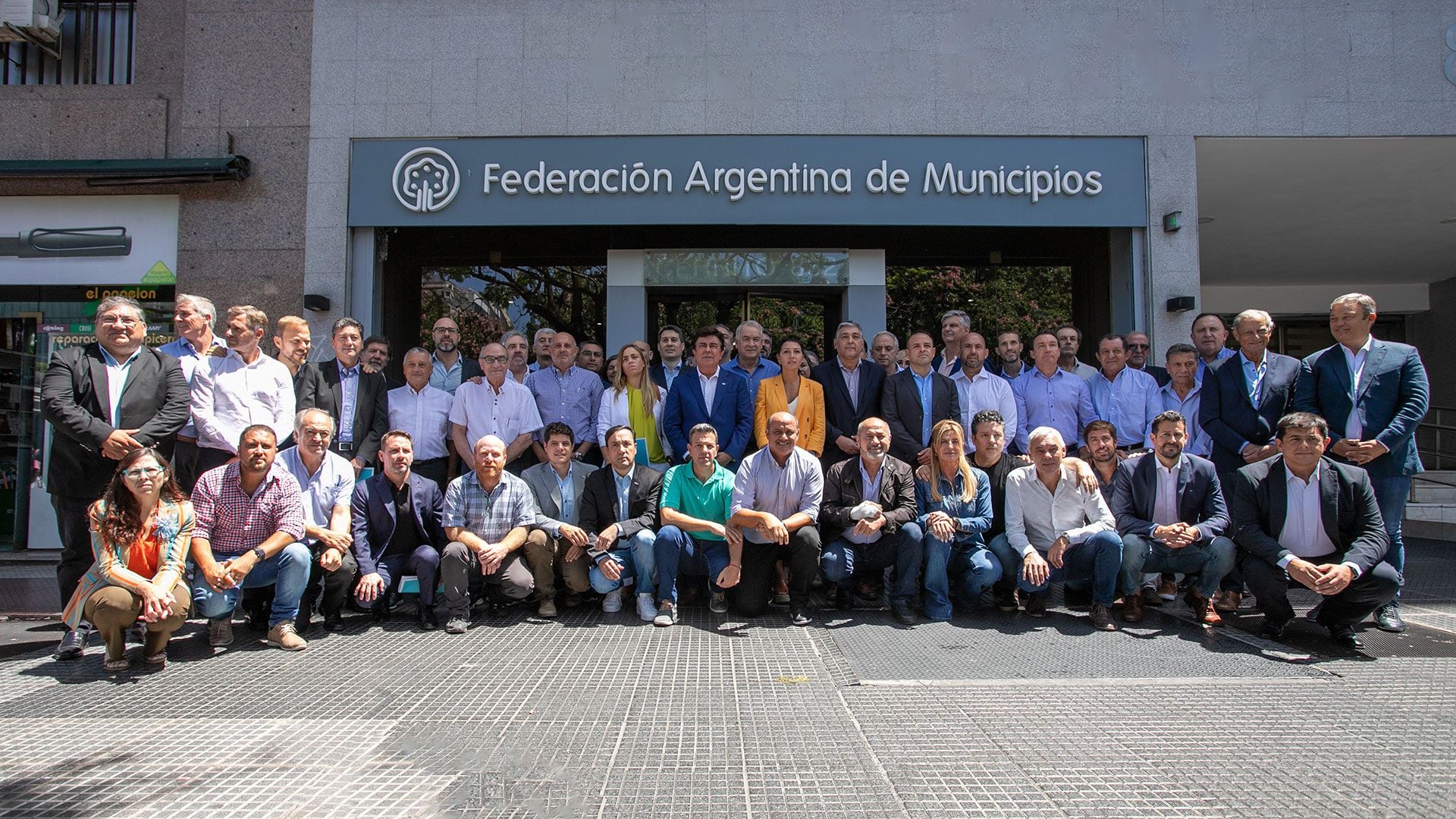 Intendentes buscan cubrirse del recorte de fondos de Milei y avanzan con más impuestos
