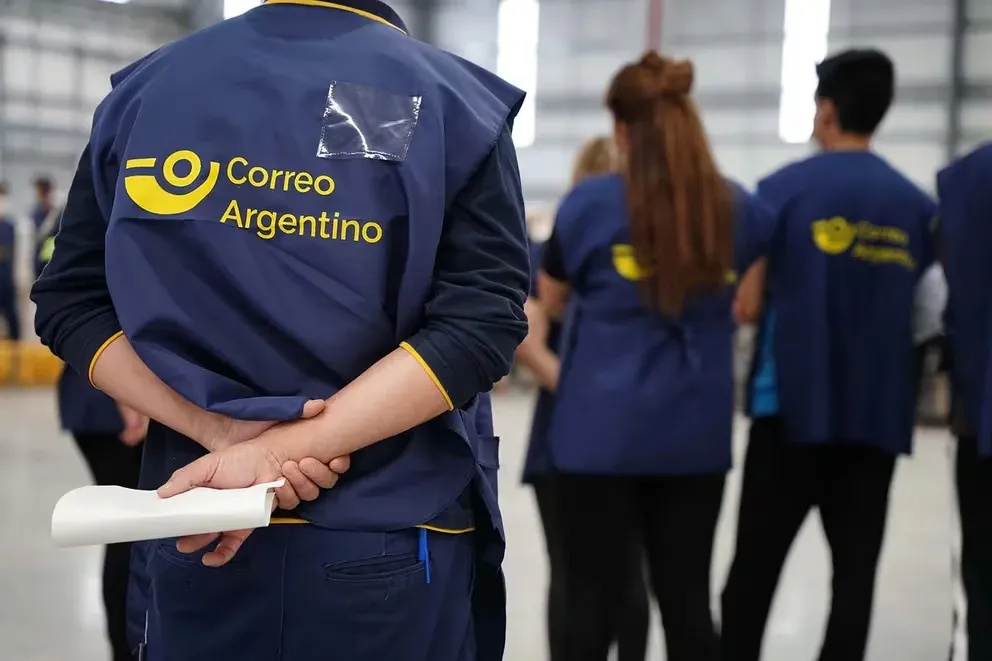 El Gobierno reestructura Correo Argentino con cientos de despidos y un plan de retiros voluntarios