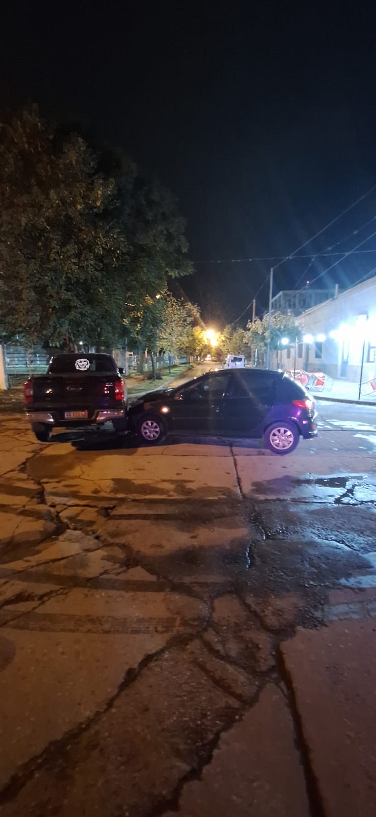 Choque entre auto y camioneta