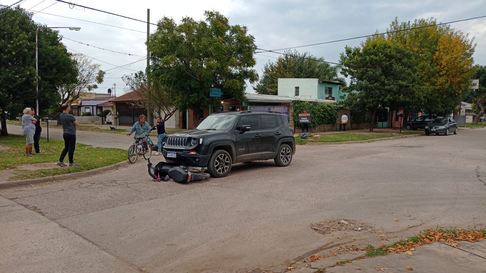 Una menor resulta con fracturas al chocar su moto con un Jeep