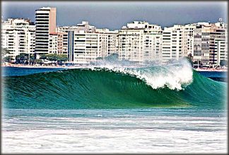 El mar bravísimo de Copacabana – por Hugo Pezzini