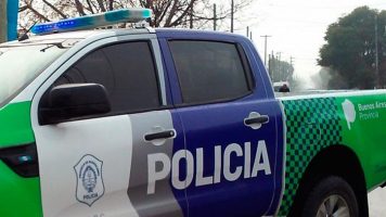 Choque entre auto y moto: un hombre sufre fractura en una de sus piernas
