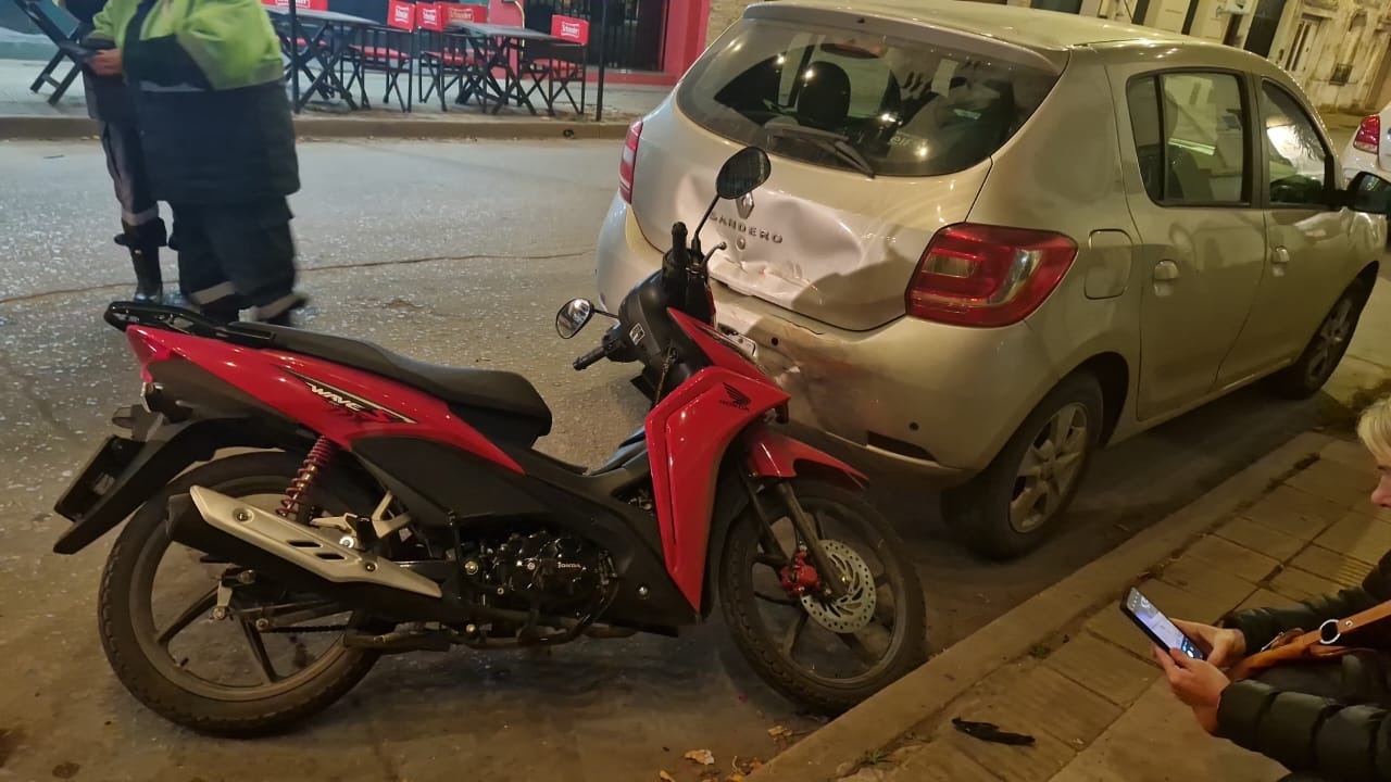 Una moto chocó a un vehículo estacionado