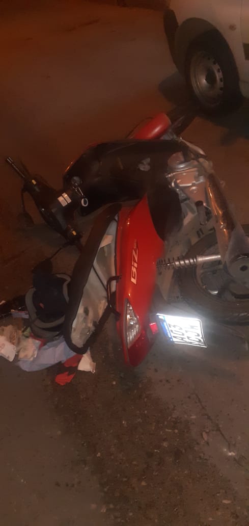 Una moto chocó contra la puerta de un vehículo