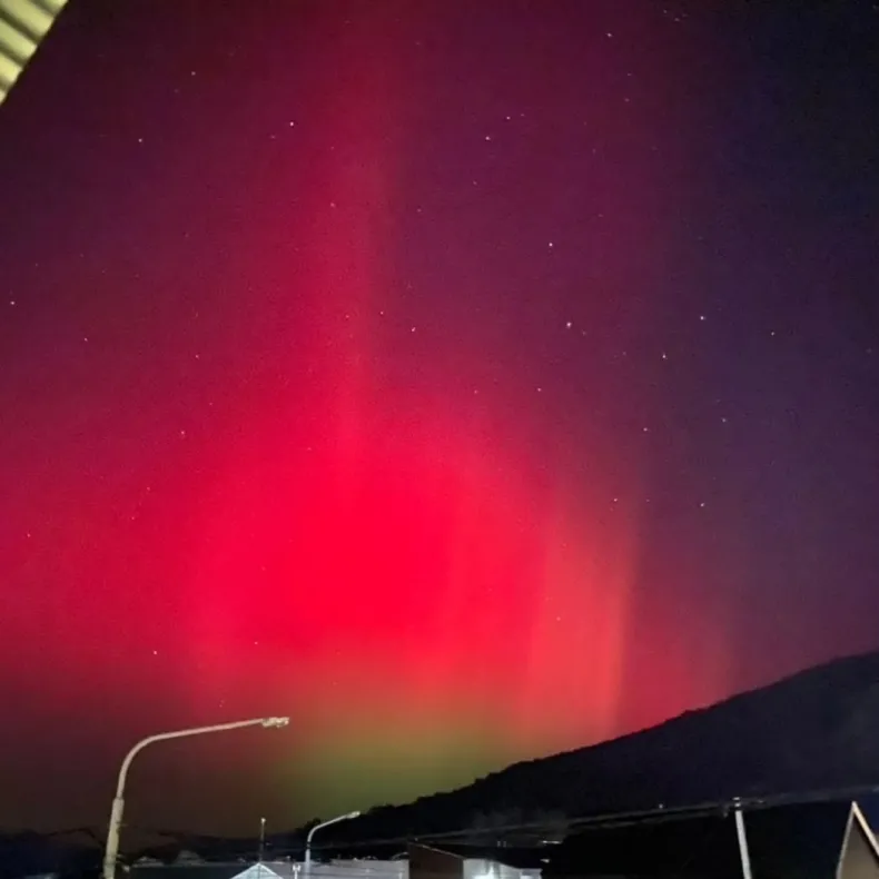 Una intensa tormenta solar causó auroras australes en Ushuaia