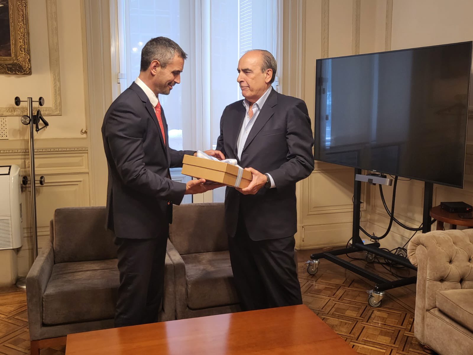 El gobierno insiste con el impuesto a las ganancias y privatizaciones.