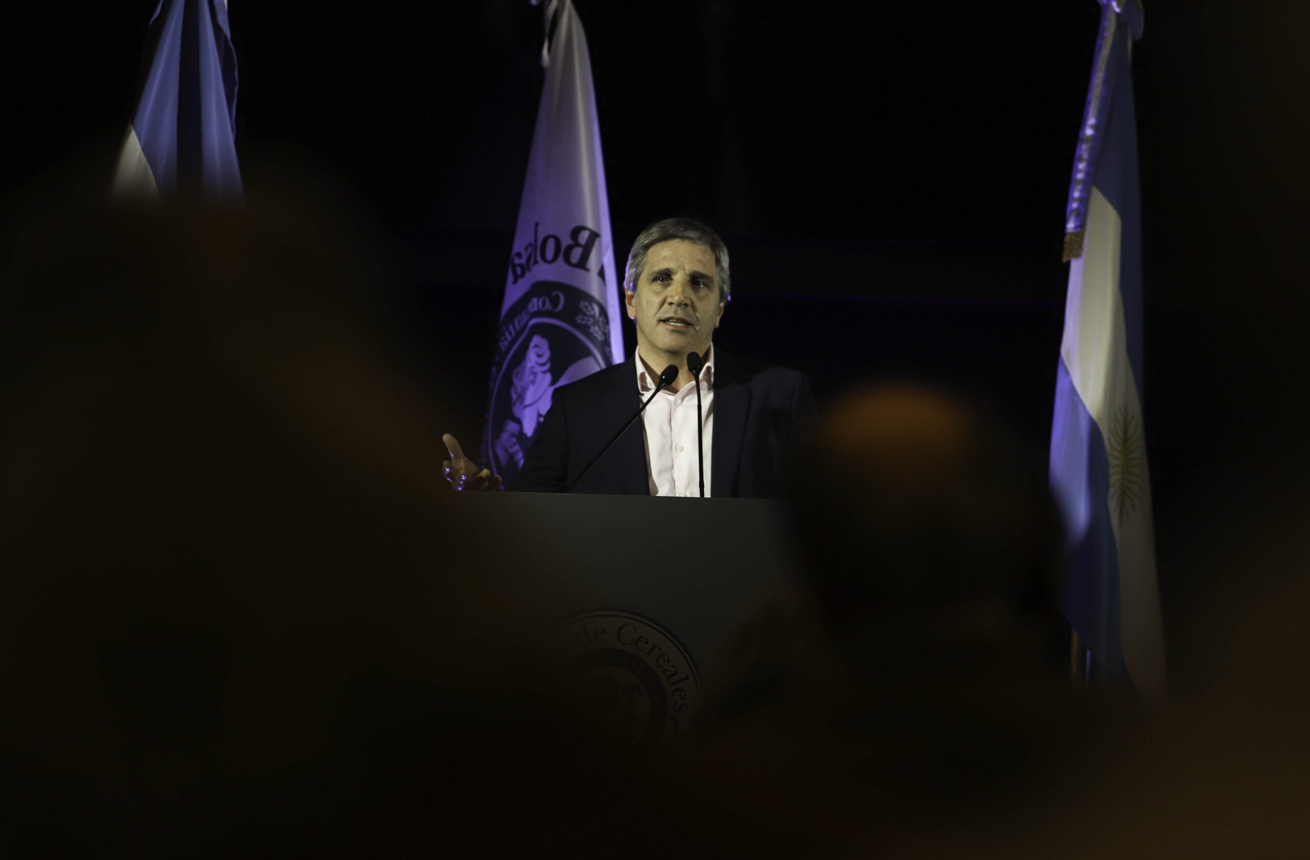 La última apuesta de Caputo: plata negra para mover la economía y sumar reservas