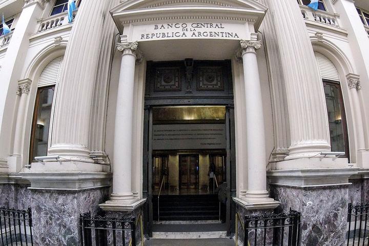 El gobierno libera controles de cambio pero mantiene el cepo.