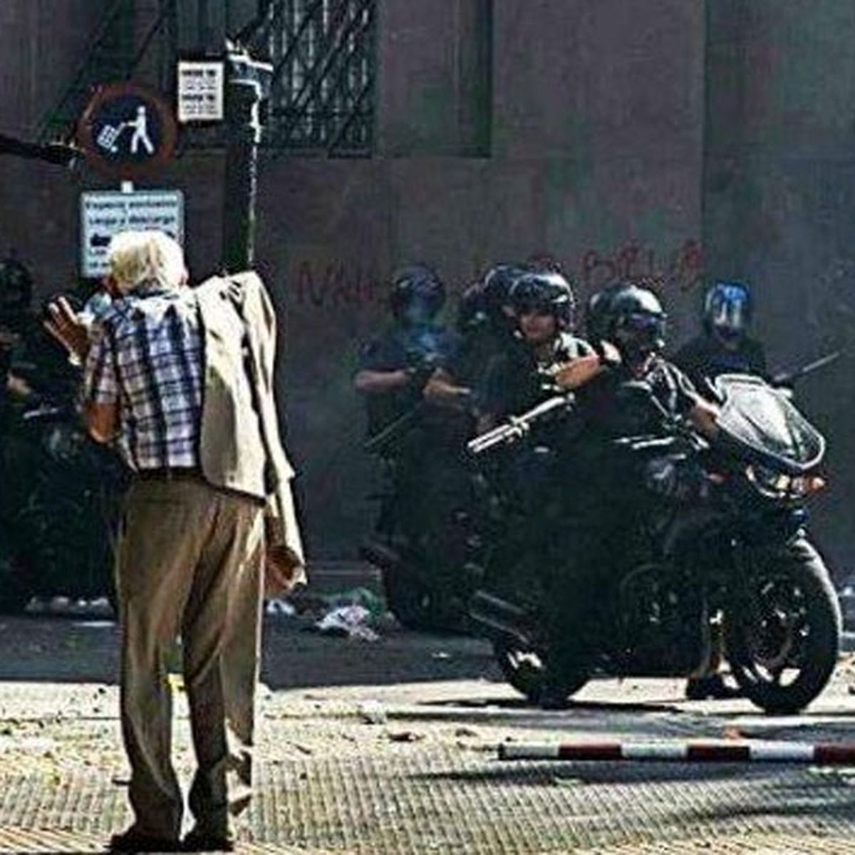 La Policía Federal reprimió brutalmente este miércoles a un grupo de jubilados y jubiladas que se manifestaban pacíficamente frente al Congreso de la Nación