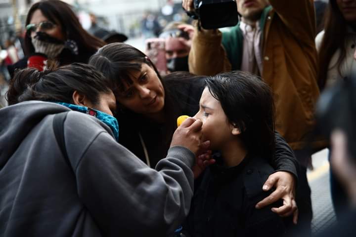Indignación y preocupación: una niña, víctima de la violencia en la marcha por los derechos de los jubilados