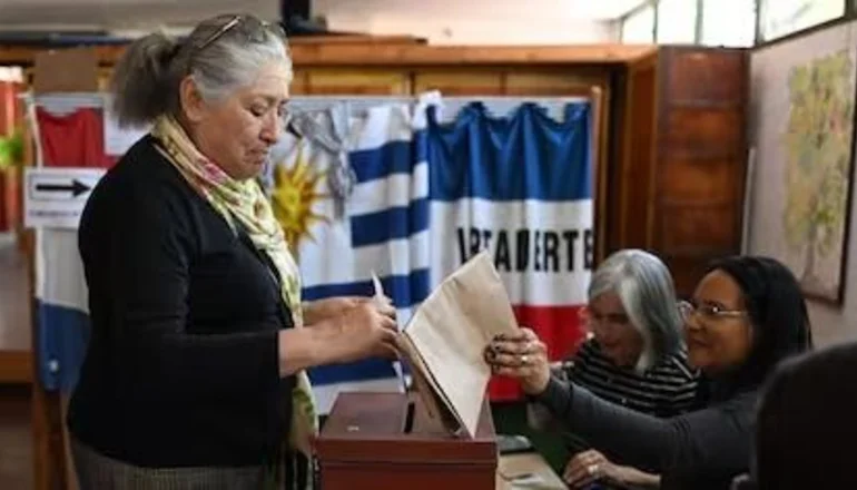 El Frente Amplio Gana la Primera Vuelta en Uruguay y Se Enfrentará a Delgado en el Balotaje