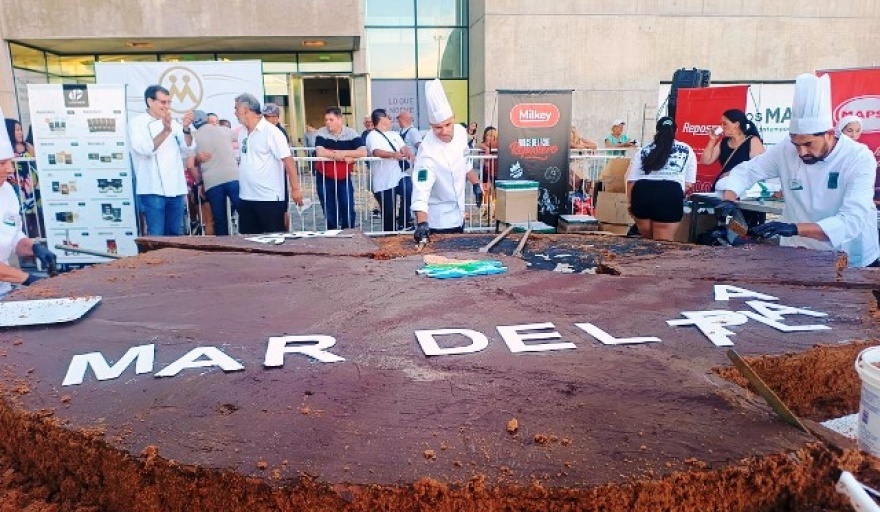 Turistas y residentes degustaron del «alfajor más grande del mundo