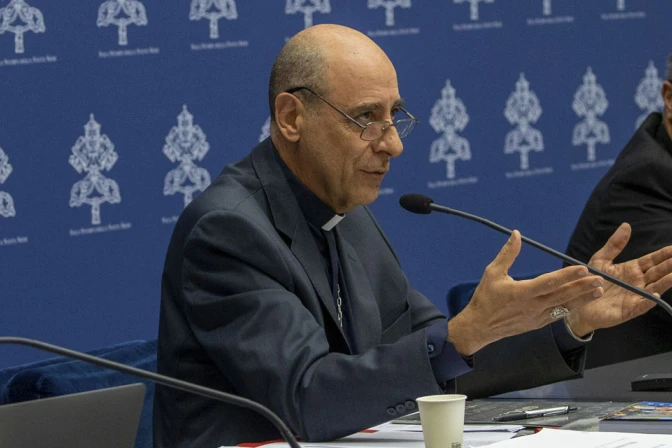 No piensa en renunciar»: El Cardenal Fernández sobre el Papa
