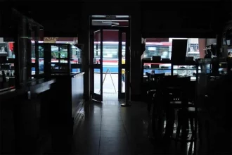 Las empresas de servicio eléctrico esencial se burlan de la gente.