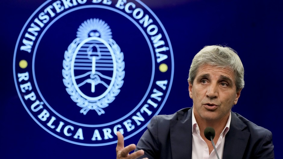 Caputo remata activos de la Anses y fondos fiduciarios para contener la corrida del dólar