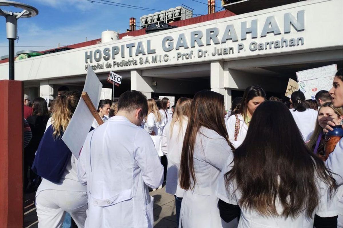 Trabajadores del Garrahan protestan frente al Ministerio de Salud contra políticas de Milei