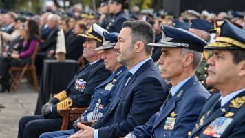 Petri lleva a la fábrica de aviones de Córdoba a una fuerte crisis y Llaryora pierde interés en que pase a la Provincia