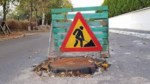 POZO PELIGROSO! Señalización urgente para prevenir accidentes