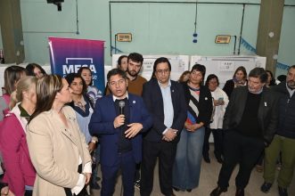 Más para los estudiantes , el Gobernador Axel Kicillof y Cecilia Silva equipan escuelas en Pergamino.