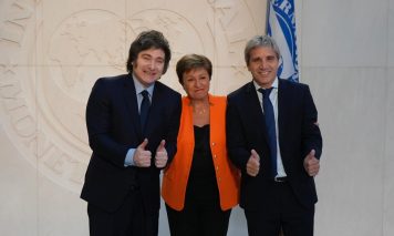 Tras la suba del dólar, el Gobierno oficializa aumentos en luz, gas, agua y combustibles.