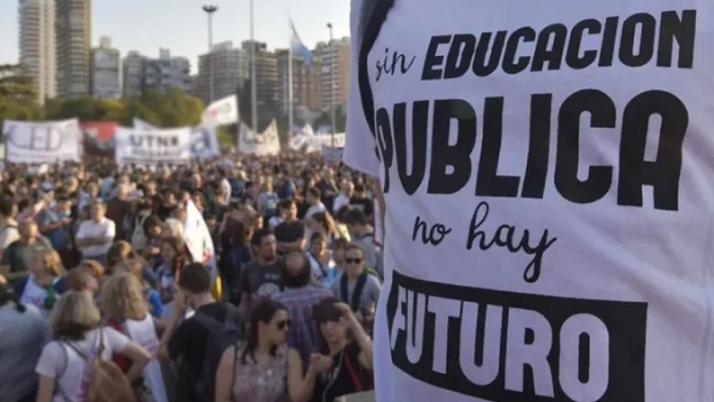 Milei contra la educación pública: vetó la ley de financiamiento universitario y desató un paro nacional