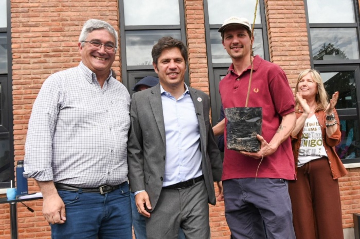En Marcos Paz Kicillof y Rodríguez entregaron el árbol número 1 millón del Plan Forestal