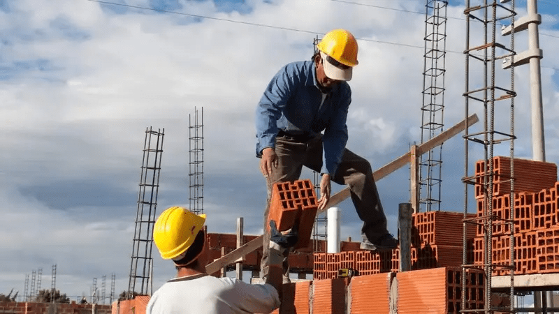 Cada trabajador perdió $ 1,7 millones de su salario desde que asumió Milei y los jubilados, $ 4,2 millones