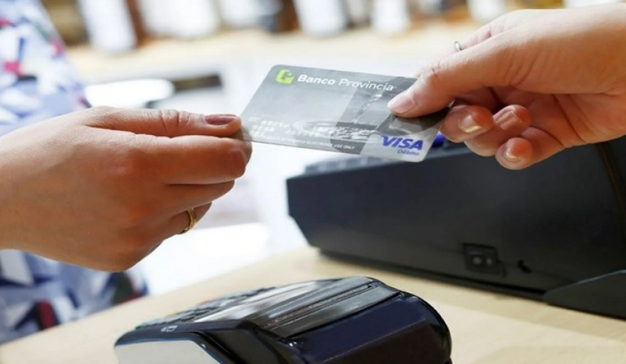 Casi la mitad de los argentinos tarjetea en el súper para comprar alimentos