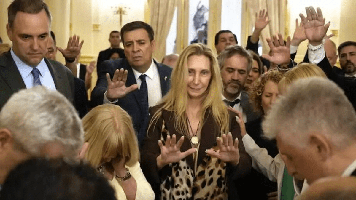 El avance del evangelismo político: “Dios, Patria y Libertad” como nueva bandera del oficialismo