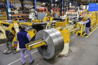 Despidos masivos y cierres en el país de los industriales sin industria