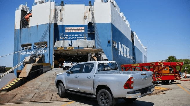 Toyota exporta sus camionetas desde Zárate: cómo es la operación logística que mueve miles de vehículos al puerto