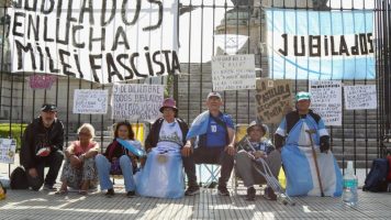 Jubilados se encadenaron en el Congreso y realizan una vigilia contra el ajuste de Milei