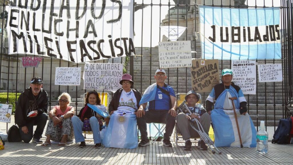 Jubilados se encadenaron en el Congreso y realizan una vigilia contra el ajuste de Milei
