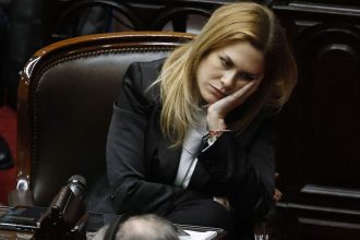 Familiares de Los 12 de la Santa Cruz presentan una denuncia penal contra Lilia Lemoine