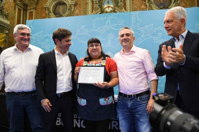 Axel Kicillof otorgó el Carnet de Manipulación de Alimentos N° 20.000 para el SAE