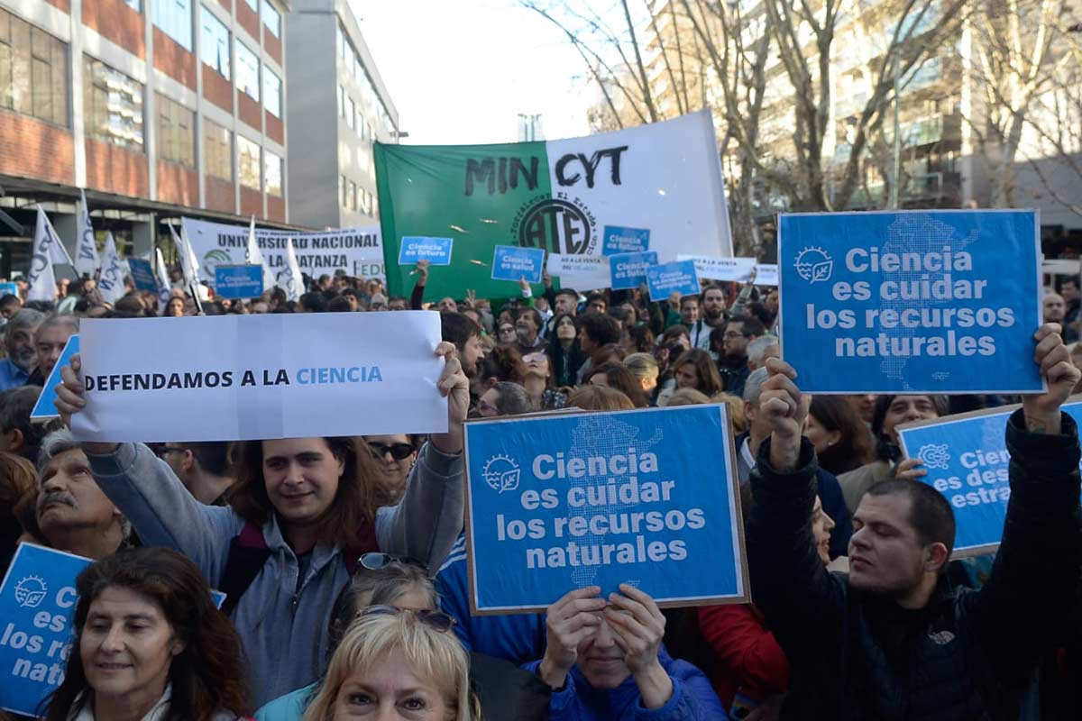 Una medida del Gobierno consolidó el cientificidio: «Es una estrategia al revés del mundo»