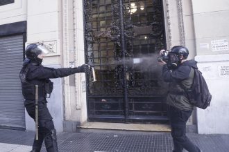 Milei intenta derogar el Estatuto del Periodista y suma otro ataque a la libertad de expresión