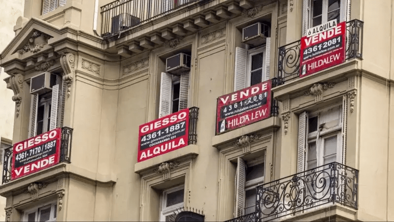 Alquilar en la era Milei : un cuarto de los inquilinos destinan casi todo el salario en pagar el alquiler