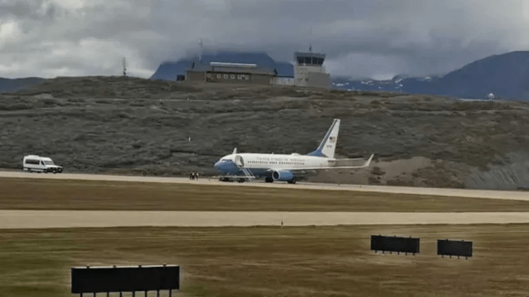 Las incógnitas y sospechas sobre el avión del Departamento de Defensa de EE UU que visitó Ushuaia