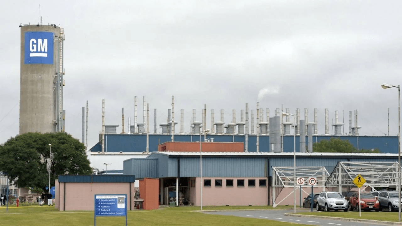 Crisis sin fin: General Motors anunció que extenderá suspensiones en su planta de Alvear durante 2026, operará con menos de 600 operarios y pagará salarios al 75%