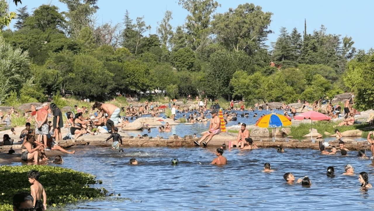 Verano 2026: una temporada marcada por las estadías cortas y los gastos mínimos