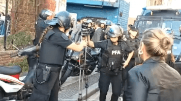 Patricia Bullrich quiso culpar al camarógrafo por la agresión de la Policía en el Congreso, pero los videos la desmienten