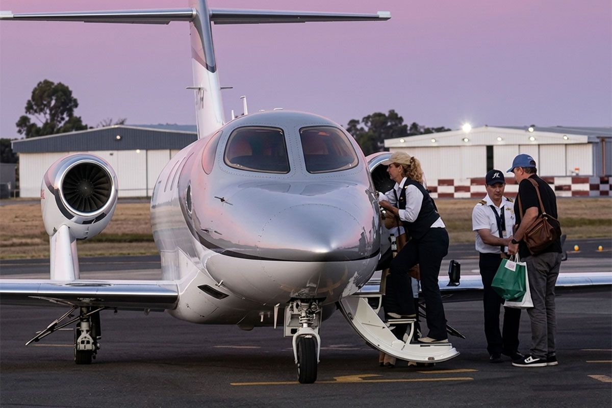 El piloto que facturó el vuelo a Punta del Este contradijo a Adorni: declaró en la Justicia que el viaje lo pagó el periodista de la TV Pública
